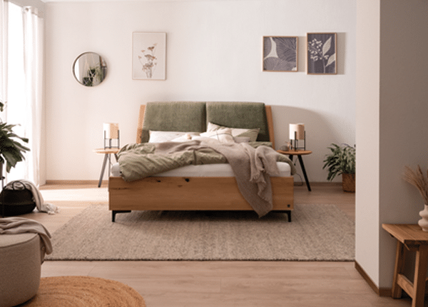 Bett mit Holz- und Polsterkombination in einem hellen Schlafzimmer