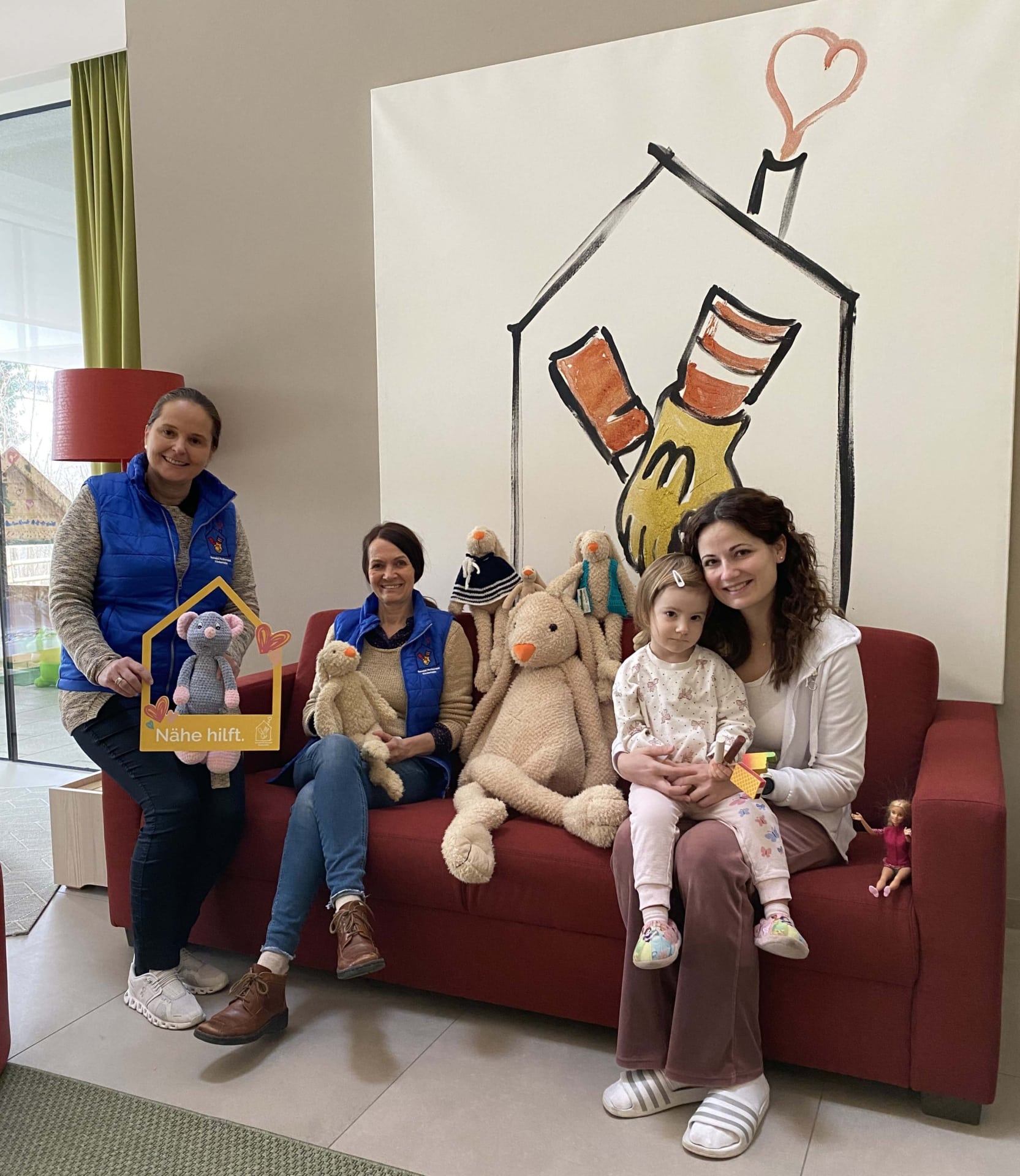 Gruppenfoto von Kinderhilfehaus Graz auf unserer Sofaspende Von links: Nina Reiterer (Hausleitung Kinderhilfe Haus Graz), Johanna Janschitz (Assistenz d. Hausleitung), Familie Sattler