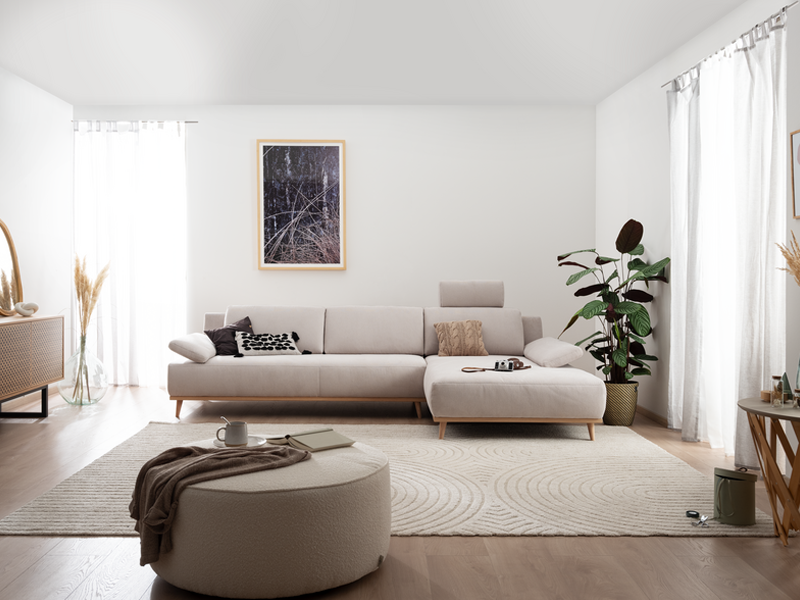 xl-Tivoli_XBO29_H1085_Milieu QF_01_800x600px_HU beiges Sofa TIVOLI im Scandi Style von ADA Möbel
