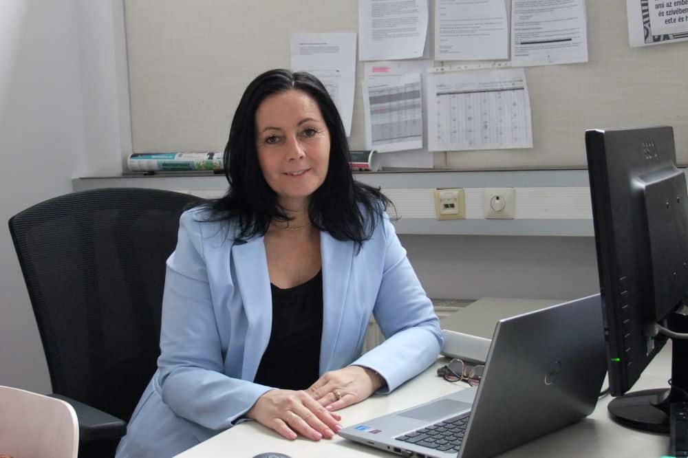 Henriett Nagy an ihrem Arbeitsplatz Henriett Nagy an ihrem Arbeitsplatz