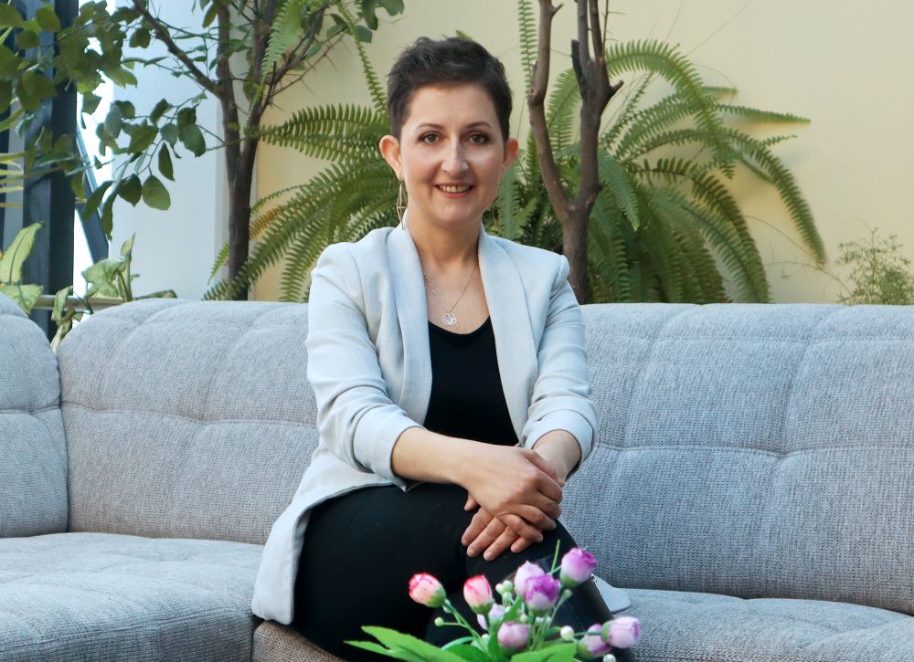 Weltfrauentag – Mitarbeiterinnen im Portrait Von links: Nina Reiterer (Hausleitung Kinderhilfe Haus Graz), Johanna Janschitz (Assistenz d. Hausleitung), Familie Sattler