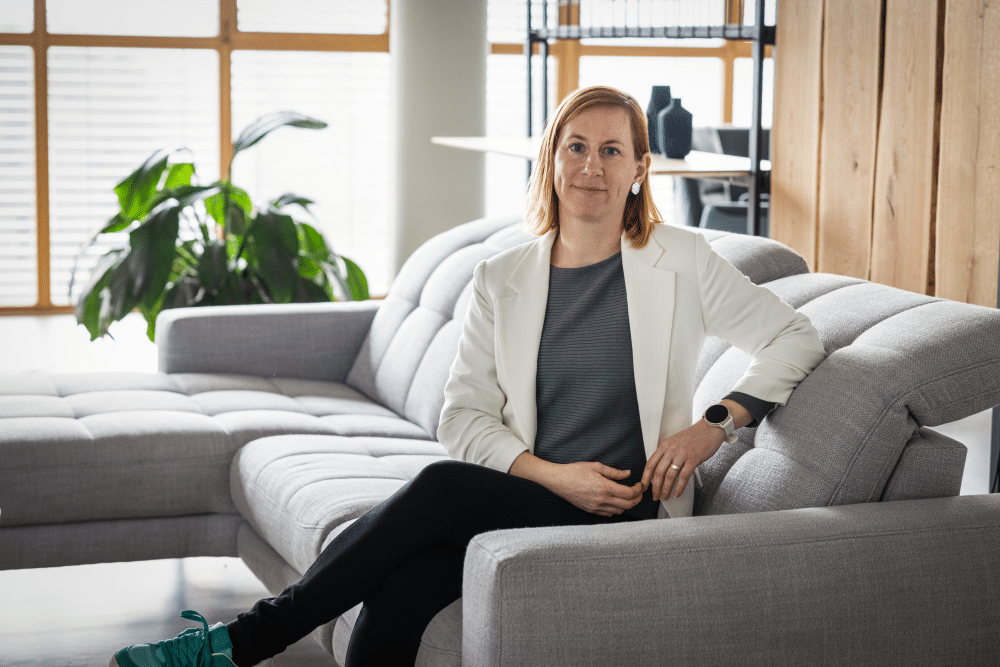 Verena Treger sitzend auf der Wohnlandschaft