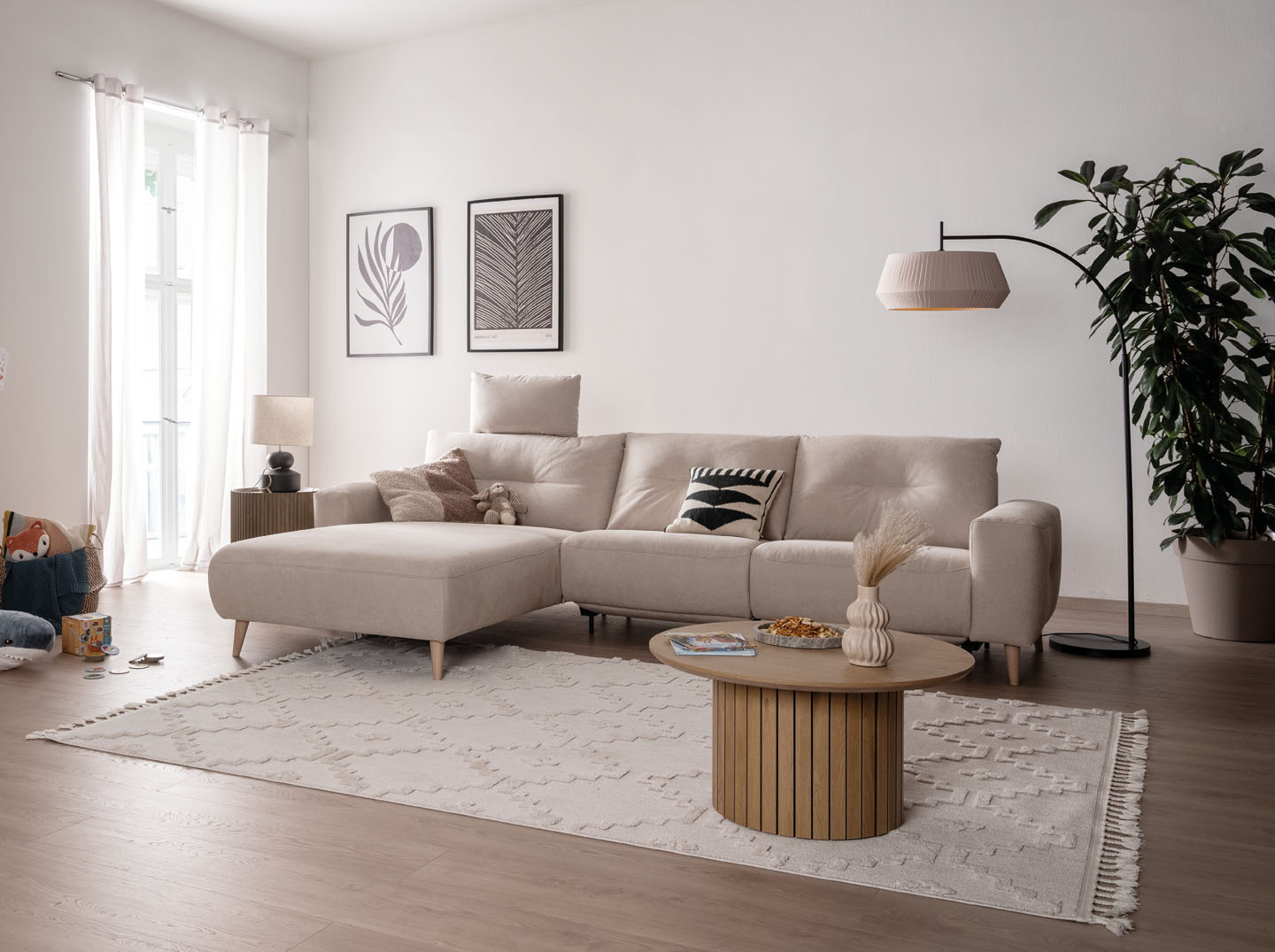 Sofa Alika mit hellem Stoffbezug in dekorativem Wohnzimmer