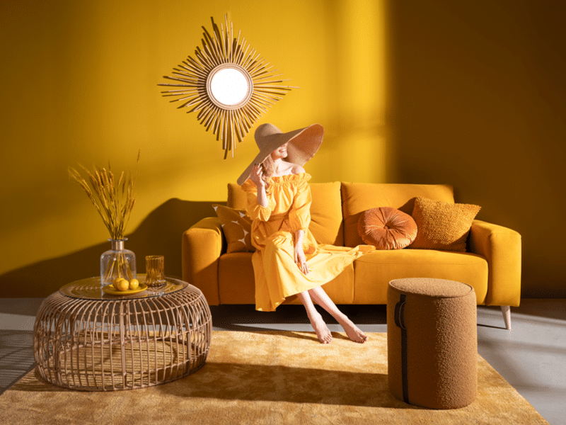 gelbes Sofa ALIKA von ADA Möbelwerke mit Model gelbes Sofa ALIKA von ADA Möbelwerke mit Model