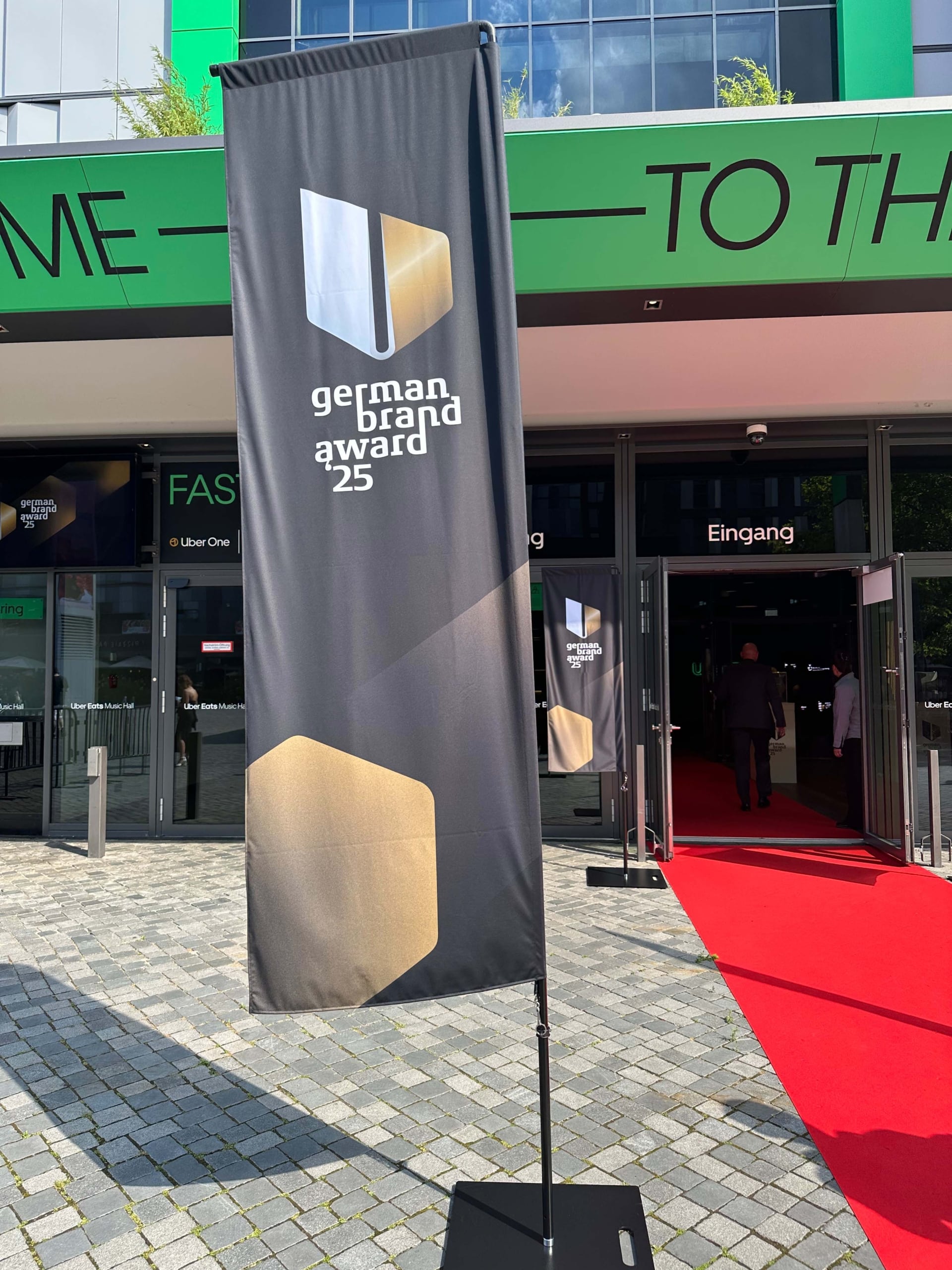 German Brand Award Fahne vor Eventlocation