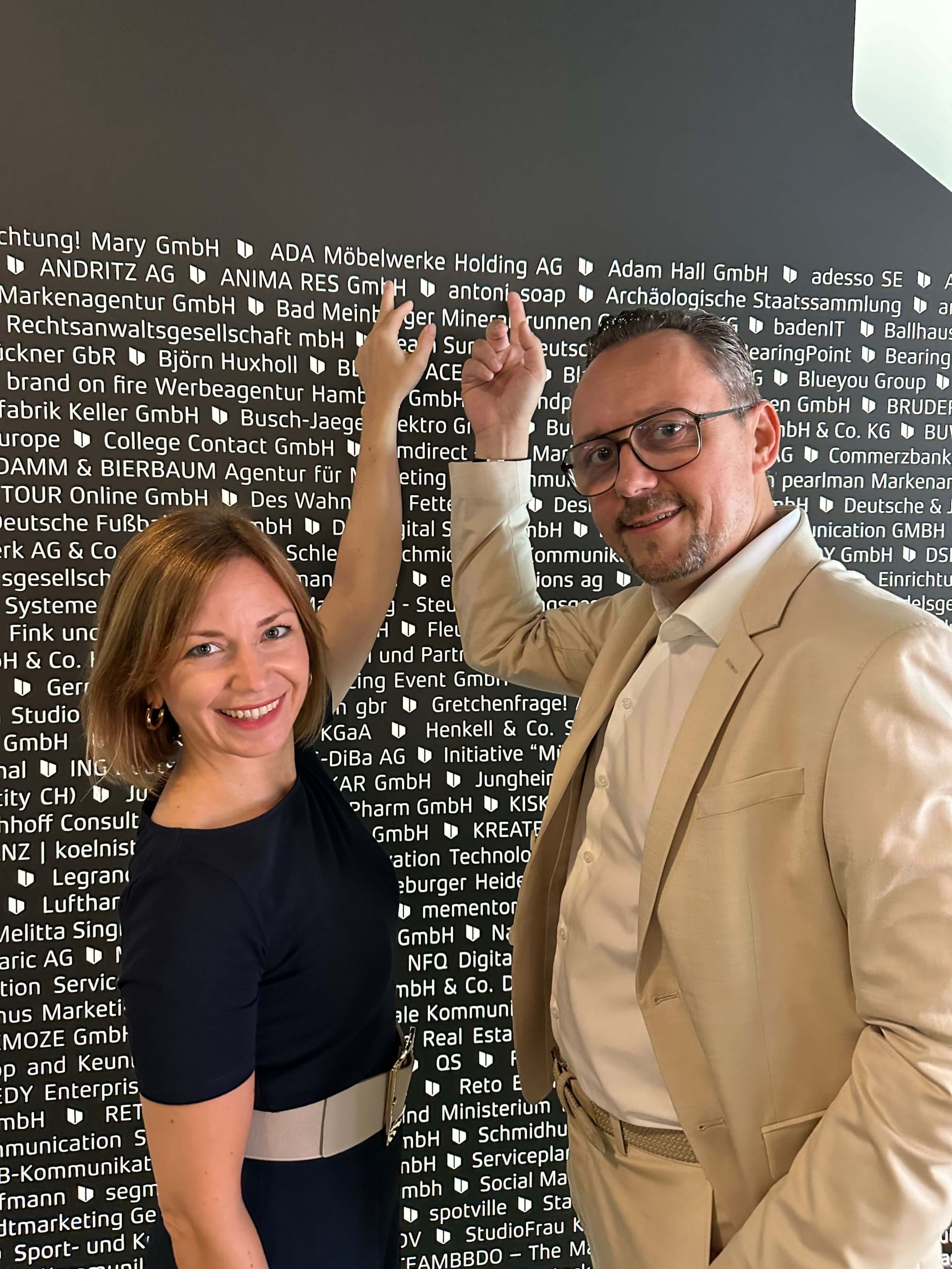 German Brand Award Gewinner Tafel mit Margot Wisiak und Christoph Grabner, die auf Firmennamen zeigen