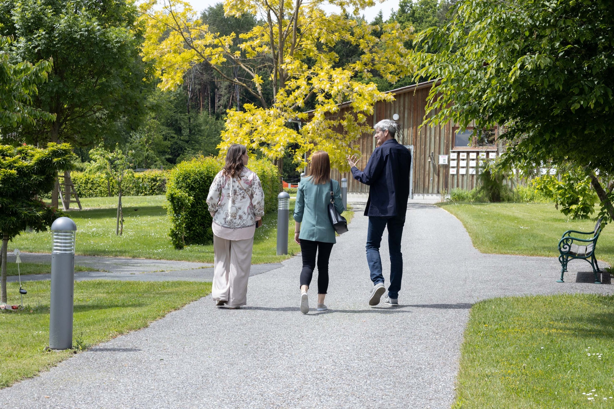 Sterntalerhof 3 Personen gehen am Weg durch den Garten beim Sterntalerhof