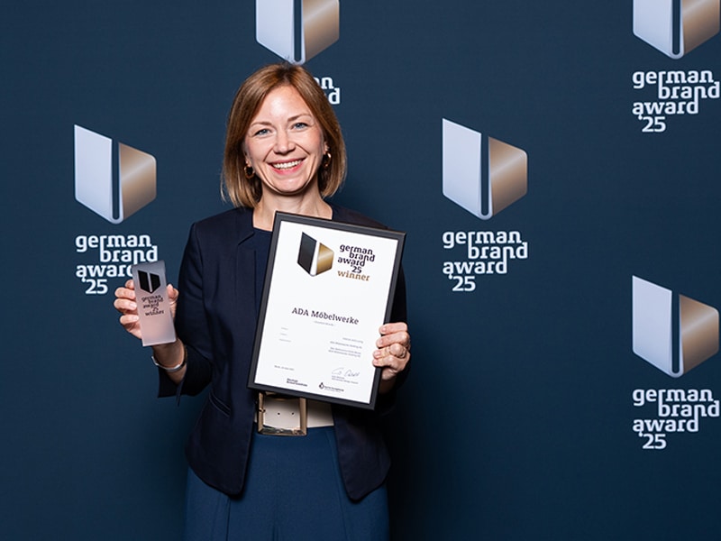 Margot_Wisiak_GBA_2025_ADA_Set_3_1365_800x600px Margot Wisiak, Director Development & Marketing bei ADA, bei der Verleihung des German Brand Award 2025 für ADA Mindful Living