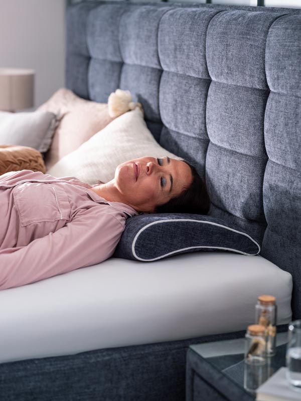 xl-Octus Kissen (1) Frau macht ein Nickerchen im Bett und Kopf liegt auf einem Kissen