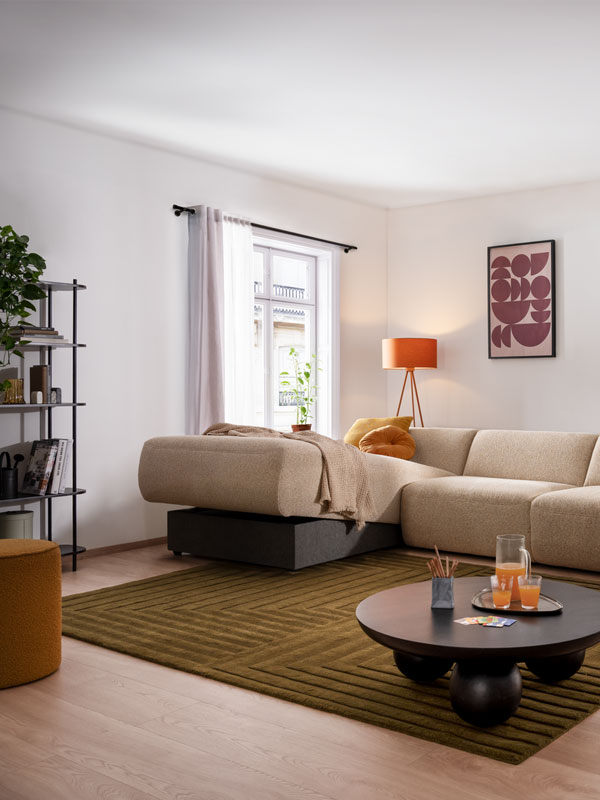 Ecksofa Pinea im hellen Wohnzimmer mit geöffnetem Stauraum