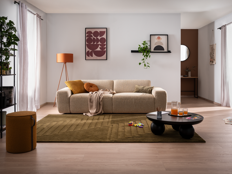 2-Sitzer Sofa Pinea, in beige in hellem Wohnzimmer