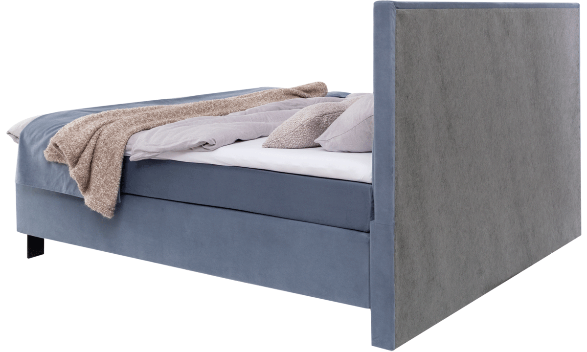 Rückenansicht von Bett Sidus mit pastellblauem Samtstoff und schwarzen Metallfüßen