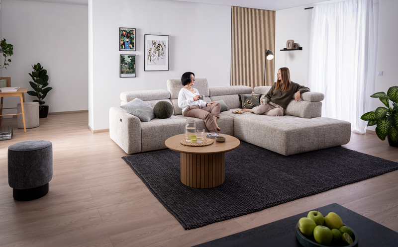 xl-Nivio (1) Mutter und Tochter sitzen auf Sofa NIVIO in hellem Wohnzimmer