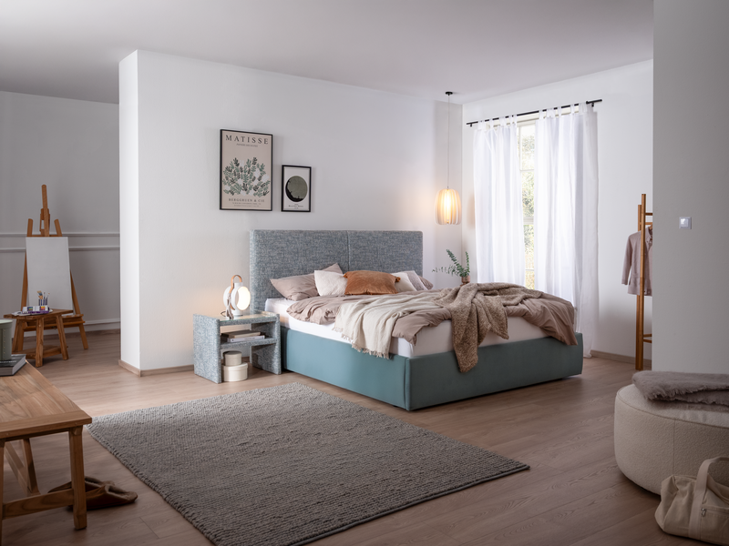 xl-PRUDENS (2) Bett Prudens mit 2 verschiedenen türkisen Stoffen in einem hellen und modernen Schlafzimmer