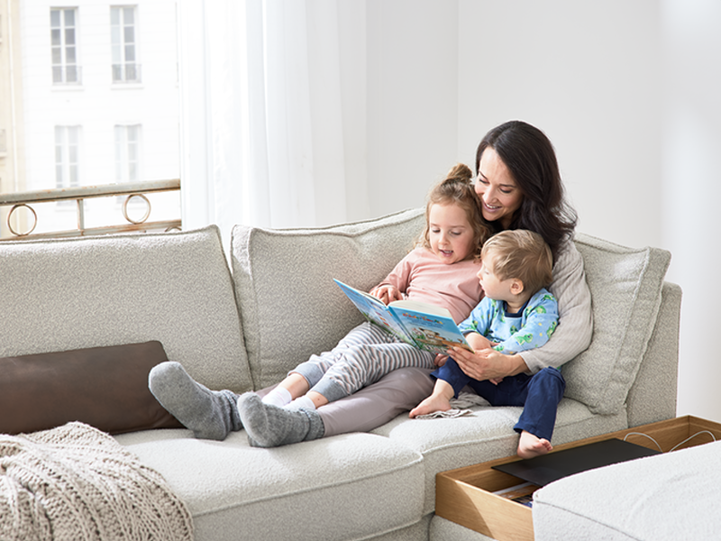 2xl-NOVARA_Kinder_800x600px beiges ADA Sofa Novara mit sitzender Familie mit Kindern