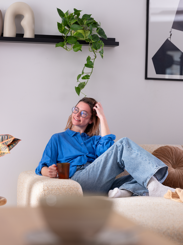 Frau entspannt auf der Couch PINEA