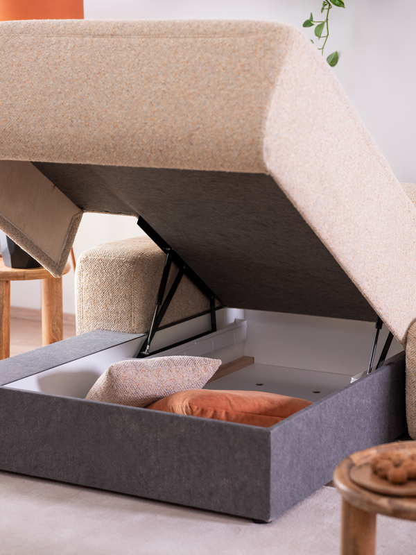 Geöffneter Stauraum von Sofa PINEA