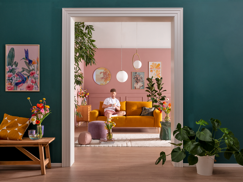 xl-Frühlingsshooting Alika_800x600px gelbes Sofa ALIKA aus Samt mit bunter Frühlingsdeko